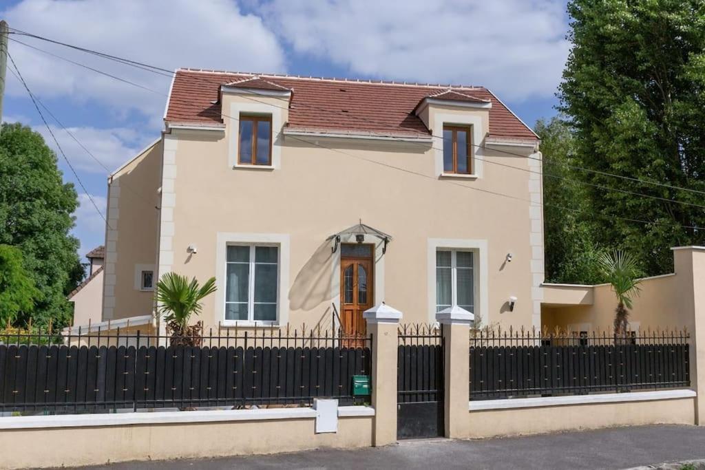 Joli Appartement De Vacances Écouen Exteriör bild